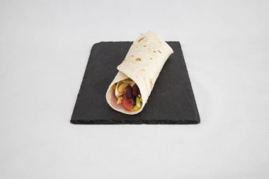 Yeni hazırlanmış yemek / yemek bir restoranda servis edilecek.