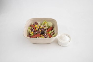 Yeni hazırlanmış yemek / yemek bir restoranda servis edilecek.