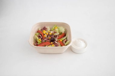 Yeni hazırlanmış yemek / yemek bir restoranda servis edilecek.