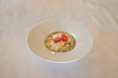 Yeni hazırlanmış yemek / yemek bir restoranda servis edilecek.