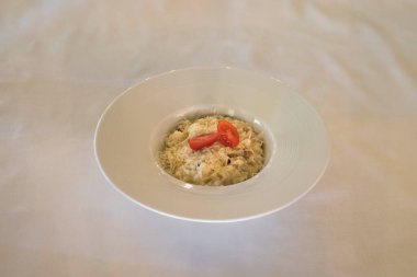 Yeni hazırlanmış yemek / yemek bir restoranda servis edilecek.