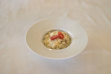 Yeni hazırlanmış yemek / yemek bir restoranda servis edilecek.