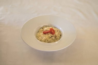 Yeni hazırlanmış yemek / yemek bir restoranda servis edilecek.