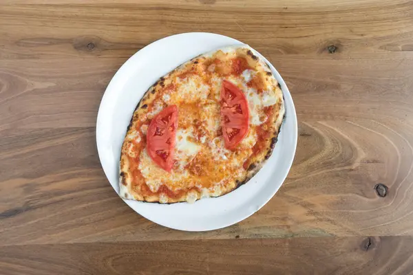 Yeni hazırlanmış yemek / yemek bir restoranda servis edilecek.