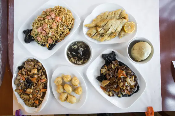 Yeni hazırlanmış yemek / yemek bir restoranda servis edilecek.