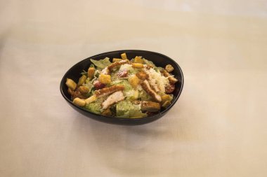 Yeni hazırlanmış yemek / yemek bir restoranda servis edilecek.