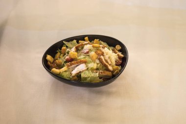 Yeni hazırlanmış yemek / yemek bir restoranda servis edilecek.