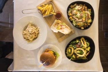 Yeni hazırlanmış yemek / yemek bir restoranda servis edilecek.