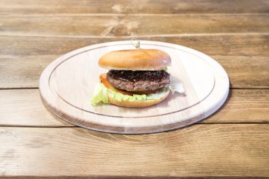 Yeni hazırlanmış yemek / yemek bir restoranda servis edilecek.