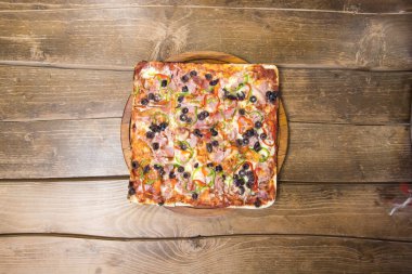 Yeni hazırlanmış yemek / yemek bir restoranda servis edilecek.