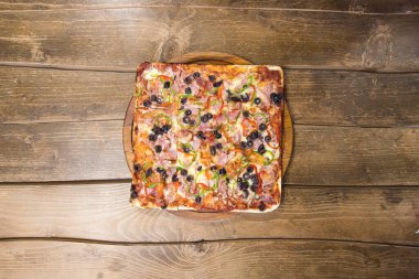 Yeni hazırlanmış yemek / yemek bir restoranda servis edilecek.