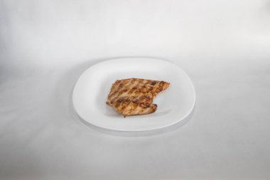 Yeni hazırlanmış yemek / yemek bir restoranda servis edilecek.