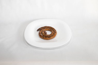 Yeni hazırlanmış yemek / yemek bir restoranda servis edilecek.