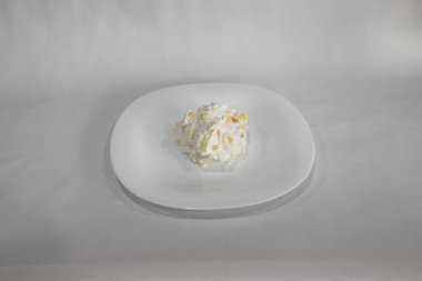 Yeni hazırlanmış yemek / yemek bir restoranda servis edilecek.