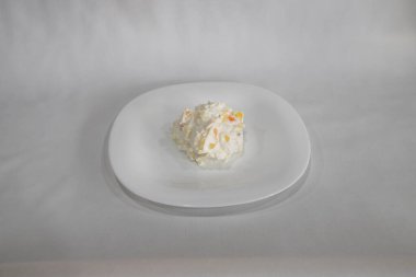 Yeni hazırlanmış yemek / yemek bir restoranda servis edilecek.