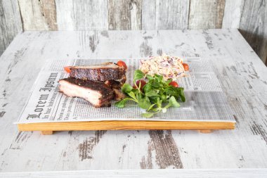 Yeni hazırlanmış yemek / yemek bir restoranda servis edilecek.