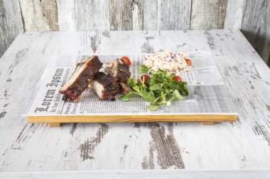Yeni hazırlanmış yemek / yemek bir restoranda servis edilecek.