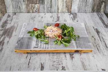 Yeni hazırlanmış yemek / yemek bir restoranda servis edilecek.