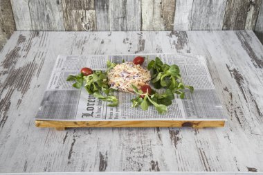 Yeni hazırlanmış yemek / yemek bir restoranda servis edilecek.