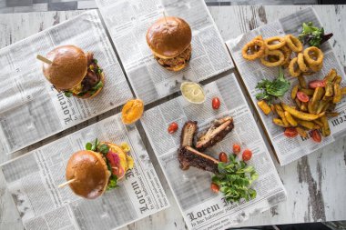 Yeni hazırlanmış yemek / yemek bir restoranda servis edilecek.