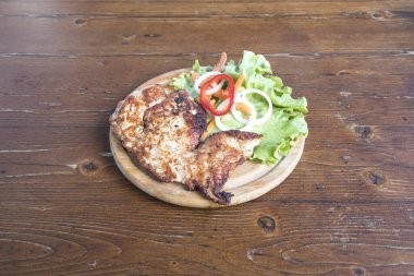 Yeni hazırlanmış yemek / yemek bir restoranda servis edilecek.