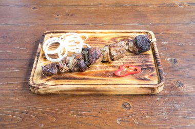 Yeni hazırlanmış yemek / yemek bir restoranda servis edilecek.