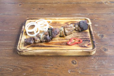 Yeni hazırlanmış yemek / yemek bir restoranda servis edilecek.