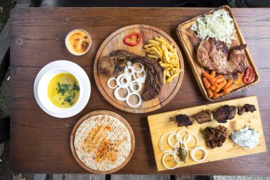 Yeni hazırlanmış yemek / yemek bir restoranda servis edilecek.