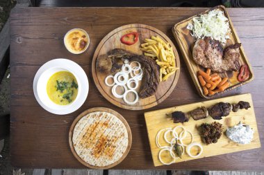 Yeni hazırlanmış yemek / yemek bir restoranda servis edilecek.