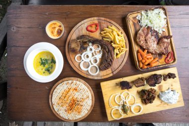 Yeni hazırlanmış yemek / yemek bir restoranda servis edilecek.