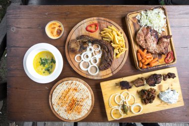 Yeni hazırlanmış yemek / yemek bir restoranda servis edilecek.