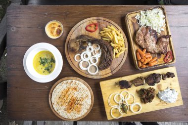 Yeni hazırlanmış yemek / yemek bir restoranda servis edilecek.