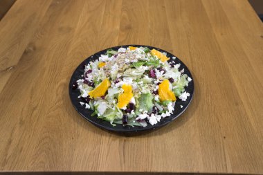 Yeni hazırlanmış yemek / yemek bir restoranda servis edilecek.