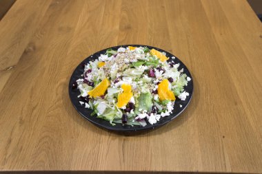 Yeni hazırlanmış yemek / yemek bir restoranda servis edilecek.