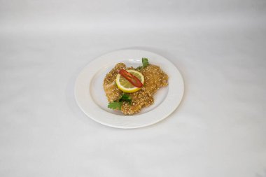 Yeni hazırlanmış yemek / yemek bir restoranda servis edilecek.