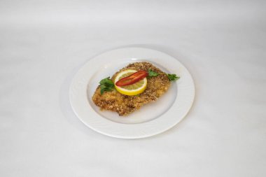 Yeni hazırlanmış yemek / yemek bir restoranda servis edilecek.