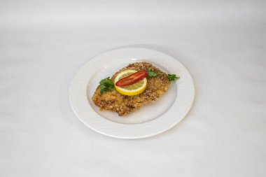 Yeni hazırlanmış yemek / yemek bir restoranda servis edilecek.