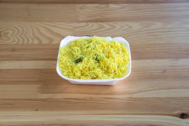 Yeni hazırlanmış yemek / yemek bir restoranda servis edilecek.