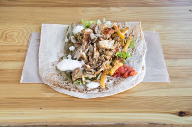 Yeni hazırlanmış yemek / yemek bir restoranda servis edilecek.