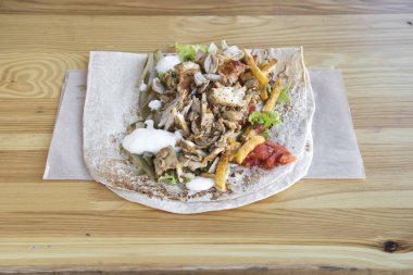 Yeni hazırlanmış yemek / yemek bir restoranda servis edilecek.