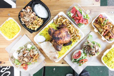 Yeni hazırlanmış yemek / yemek bir restoranda servis edilecek.