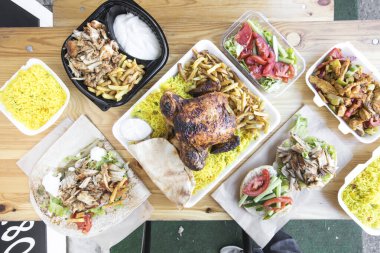 Yeni hazırlanmış yemek / yemek bir restoranda servis edilecek.