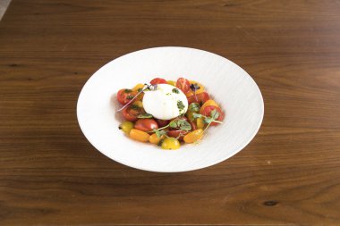 Yeni hazırlanmış yemek / yemek bir restoranda servis edilecek.