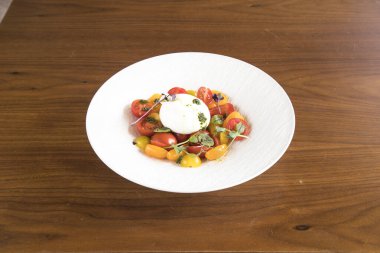 Yeni hazırlanmış yemek / yemek bir restoranda servis edilecek.