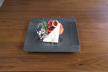 Yeni hazırlanmış yemek / yemek bir restoranda servis edilecek.