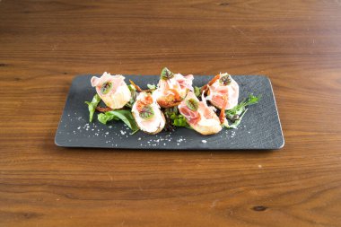 Yeni hazırlanmış yemek / yemek bir restoranda servis edilecek.