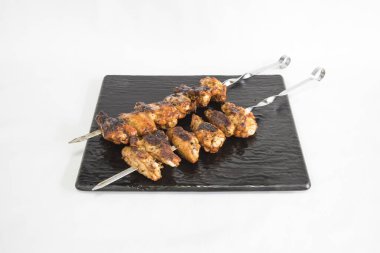 Yeni hazırlanmış yemek / yemek bir restoranda servis edilecek.