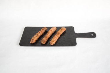 Yeni hazırlanmış yemek / yemek bir restoranda servis edilecek.