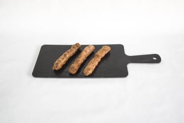 Yeni hazırlanmış yemek / yemek bir restoranda servis edilecek.