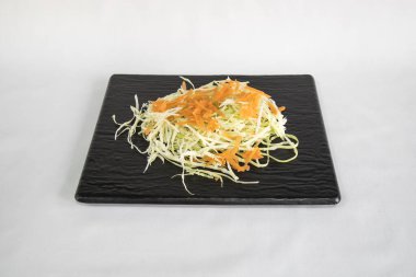 Yeni hazırlanmış yemek / yemek bir restoranda servis edilecek.